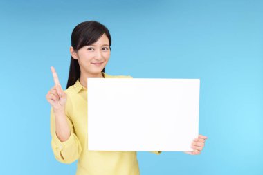 Bir beyaz tahta ile gülümseyen kadın