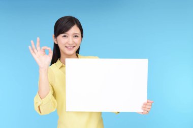 Bir beyaz tahta ile gülümseyen kadın