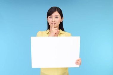 kadın yerleştirme parmak dudaklarında.