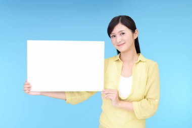 Bir beyaz tahta ile gülümseyen kadın