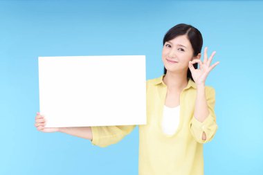 Bir beyaz tahta ile gülümseyen kadın