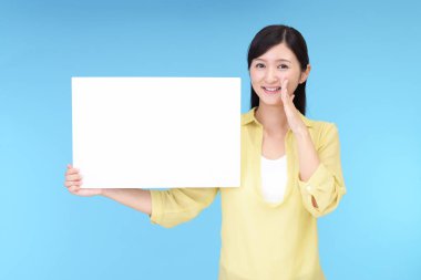 Bir beyaz tahta ile gülümseyen kadın