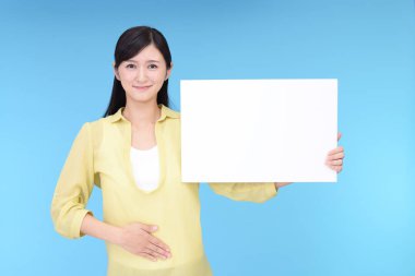 Bir beyaz tahta ile gülümseyen kadın