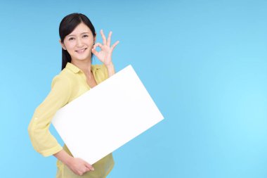 Bir beyaz tahta ile gülümseyen kadın