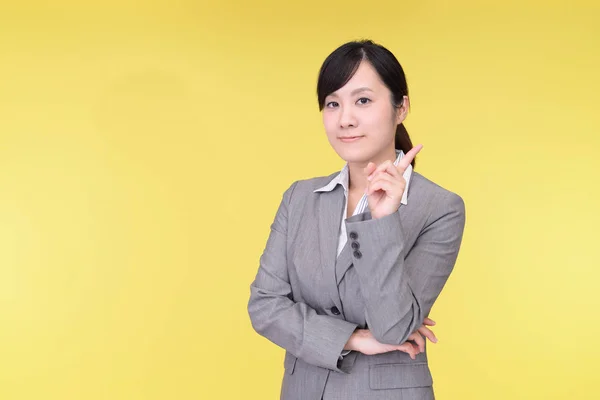 Asiática mujer de negocios apuntando — Foto de Stock