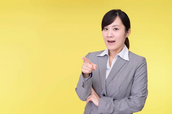 Förvånad över asiatiska affärskvinna — Stockfoto