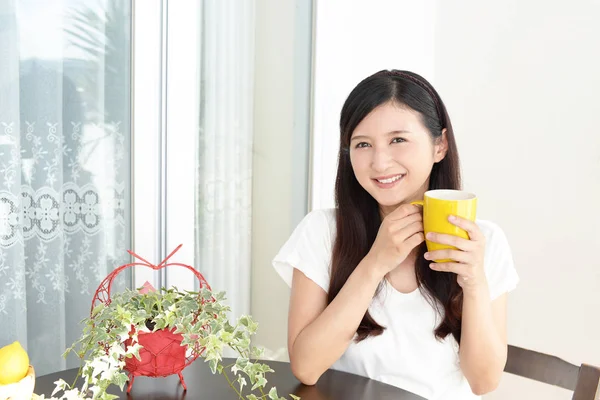 Frau trinkt einen Becher Kaffee — Stockfoto