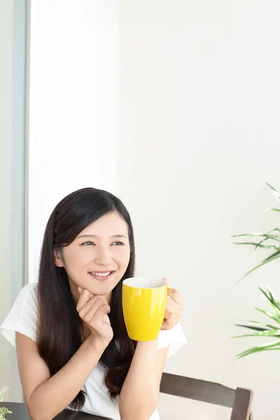 Femme buvant une tasse de café — Photo