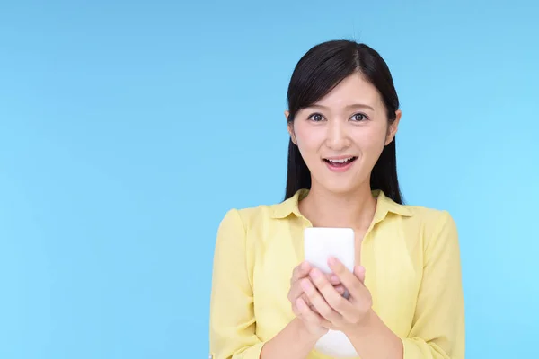 Woman with a smart phone — Stock Photo, Image