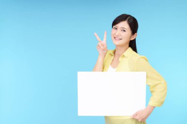 Bir beyaz tahta ile gülümseyen kadın