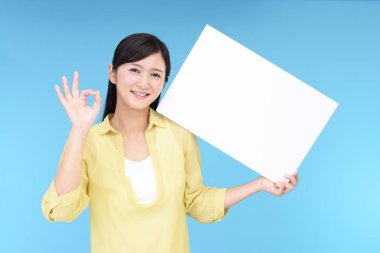 Bir beyaz tahta ile gülümseyen kadın