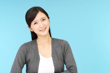 Gülümseyen güzel genç kadın.