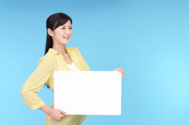 Bir beyaz tahta ile gülümseyen kadın