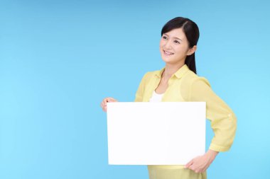 Bir beyaz tahta ile gülümseyen kadın