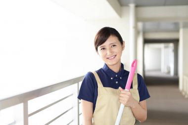 Gülümseyen kadın ev temizlik