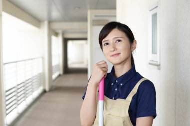 Gülümseyen kadın ev temizlik