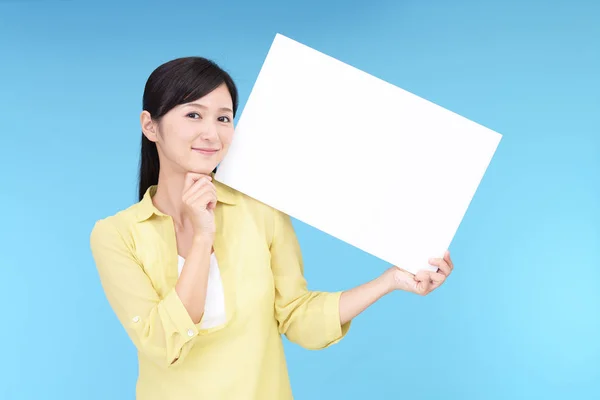 Leende Kvinna Med Whiteboard — Stockfoto