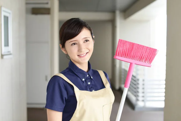 Sonriente Asiática Ama Casa Con Una Escoba —  Fotos de Stock