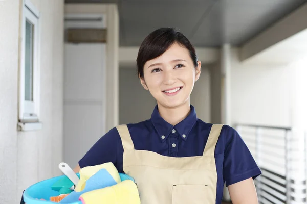 Mujer Sonriente Posando Con Artículos Limpieza — Foto de Stock