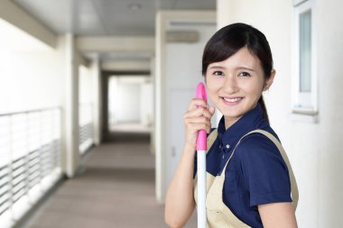 Gülümseyen kadın ev temizlik