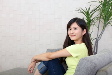 Rahat, güzel genç bayan..