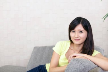 Rahat, güzel genç bayan..