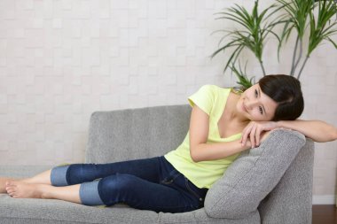 Rahat, güzel genç bayan..