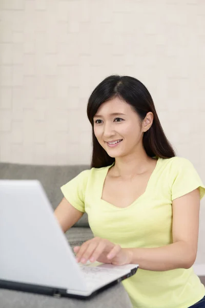 Mujer sonriente usando un portátil —  Fotos de Stock