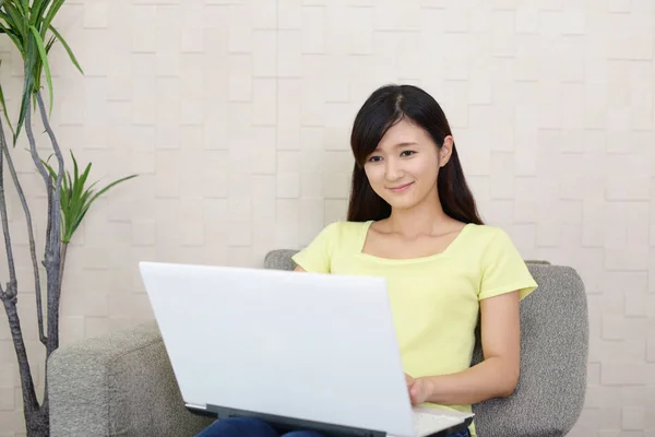 Mujer sonriente usando un portátil —  Fotos de Stock