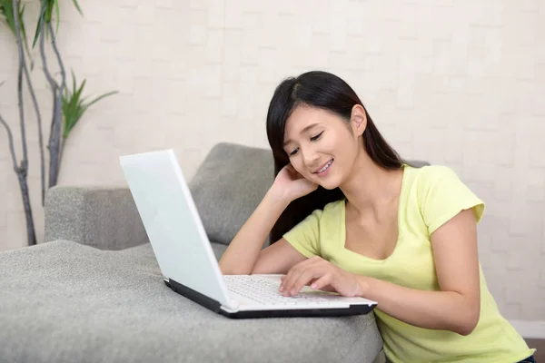 Mulher sorridente usando um laptop — Fotografia de Stock