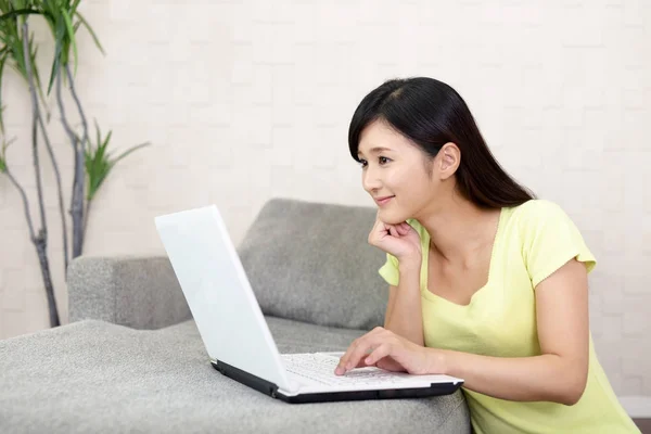 Mosolygó nő használ egy laptop — Stock Fotó