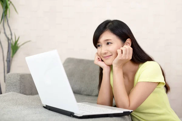 Mujer sonriente usando un portátil —  Fotos de Stock