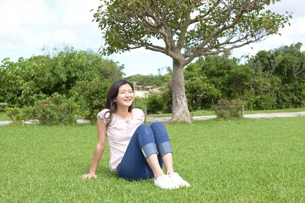 Uma mulher relaxada . — Fotografia de Stock