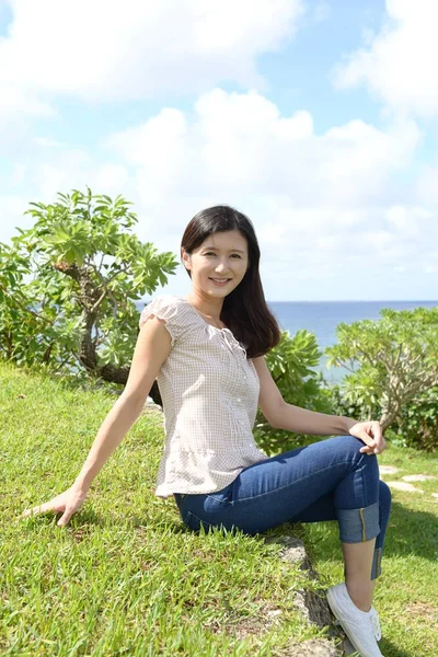 Woman enjoy the sun. — Stock Photo, Image