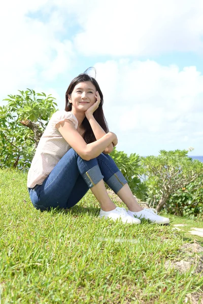 女性は、太陽を楽しむ. — ストック写真