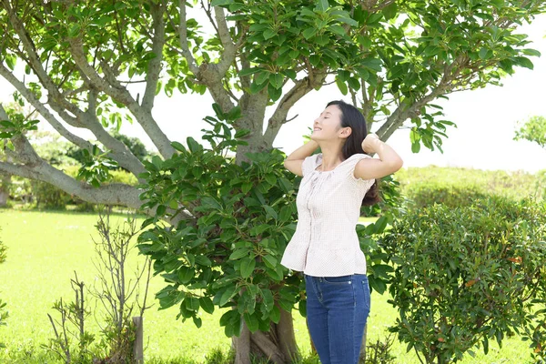 リラックスした若い女性. — ストック写真