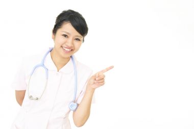 İşaret eden genç kadın hemşire