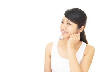 Gülümseyen genç kadın