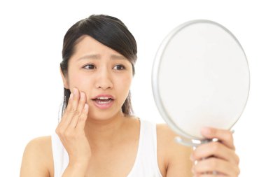 Cilt sorunları olan genç bir kadın.