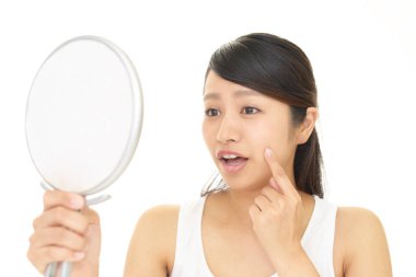 Cilt sorunları olan genç bir kadın.