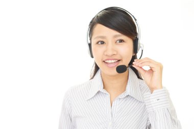 gülümseyen çağrı merkezi operatörü