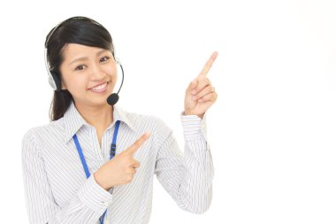 gülümseyen çağrı merkezi operatörü