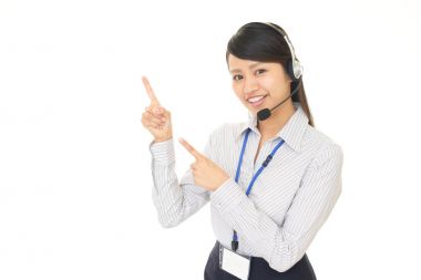 gülümseyen çağrı merkezi operatörü