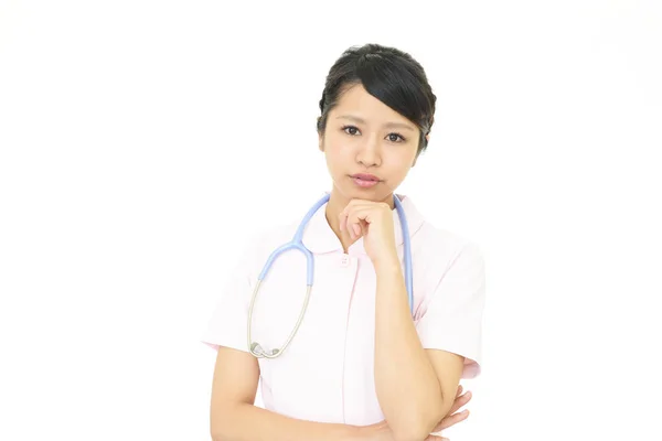 Bezorgd Aziatische verpleegkundige. — Stockfoto