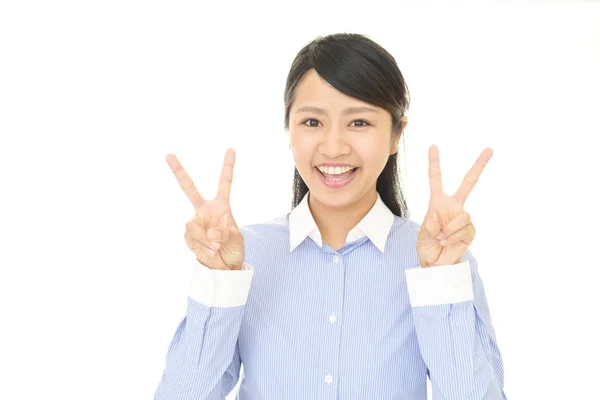 Lächelnde asiatische Frau gibt ein V-Zeichen — Stockfoto