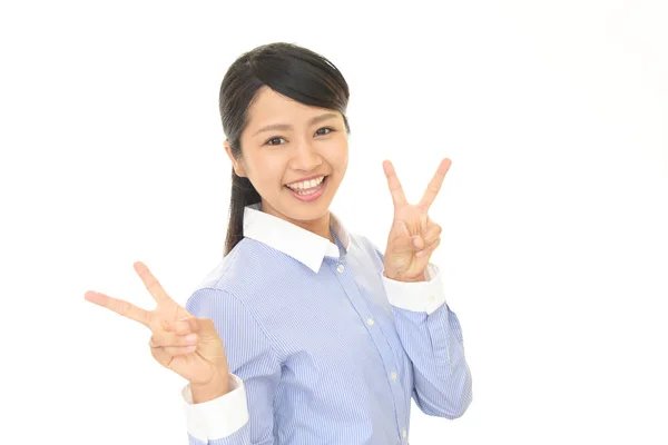 Азіатські усміхається жінка дає V вихід — стокове фото