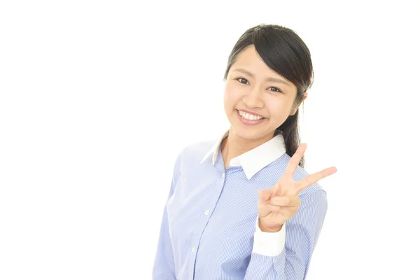 웃는 아시아 여자 V 사인 제공 — 스톡 사진