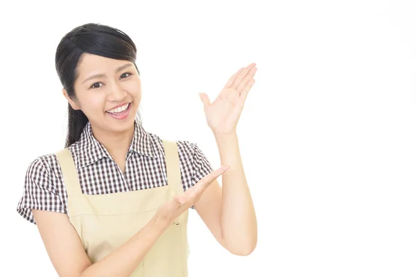 Mulher sorridente em avental — Fotografia de Stock