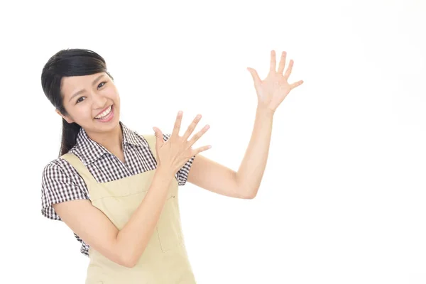 Mulher sorridente em avental — Fotografia de Stock