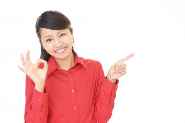 Gülümseyen genç kadın